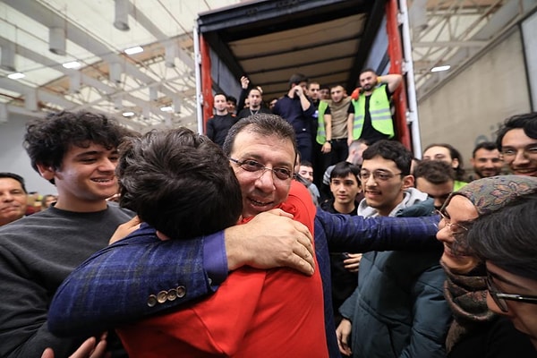 AKP Partili Meclis Üyesi Muhammet Kaynar şu ifadeleri kullandı: “Seçimlerden önce 'Hayatı ucuzlatacağız, ulaşımı bedava yapacağız' diyenler öğrencilerin ulaşımdaki hakkını kademe kademe ellerinden alıyorlar. Kararı çok yanlış buluyoruz.”