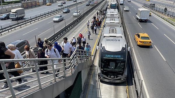 CHP Grup Sözcüsü Gencay Özcan ise 30 yaş üstü öğrenci sayısının hayatın akışına aykırı şekilde yükseldiğini öne sürdü.