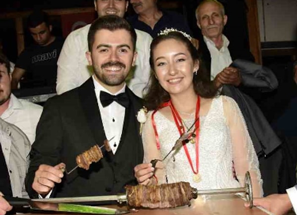 Davetlileri şaşkına çeviren cağ kebabı sürprizine gelin ve damat da şaşkınlıklarını gizleyemedi, kendilerini gülmekten alıkoyamdılar.