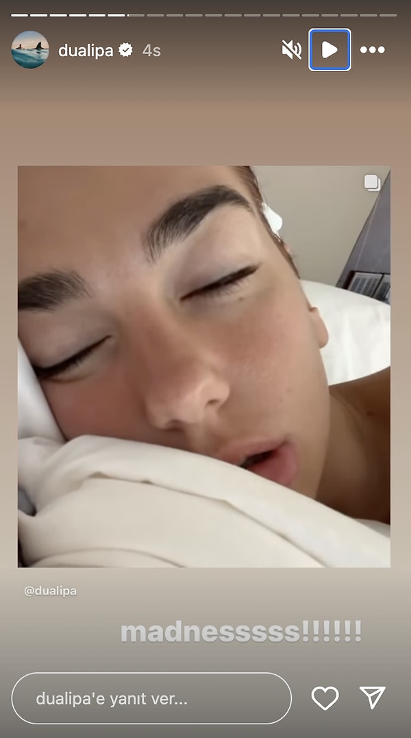 Dua Lipa uyuyakaldı.