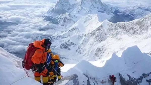 Everest Dağı'nın zirvesi, Dünya'nın en yüksek noktası bildiğiniz üzere.