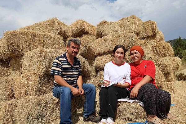 Saimbeyli’nin Obruk mevkiinde 4 çocuklu bir ailenin kızı 15 yaşındaki Zeynep Kaytancı hem okula gidip hem de çobanlık yaparak sınavlara hazırlandı. Saimbeyli Şehit Muhterem Yağbasan İmam Hatip Anadolu Lisesi Ortaokulunda okuyan Kaytancı, zorlu şartlara rağmen LGS’de 87 net yapıp 485.9 puan alarak ilçe birincisi oldu. Kaytancı, Türkiye’de de ilk 500 sıralaması içinde yer almayı başardı.