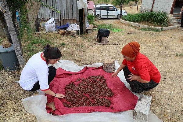 "Kızım derslerinde de bizlere yardım ederken de çok başarılı" anne Yasemin Kaytancı kızı Zeynep’in başarısı ile büyük gurur duyduklarını ifade etti.