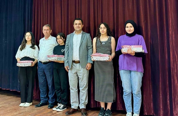 Belediye Başkanı Mahmut Dal da ilçenin gururu olan Zeynep Kaytancı’yı makamında ağırlayarak tablet hediye ederek her zaman yanında olduklarını ve desteleyeceklerini kaydetti.