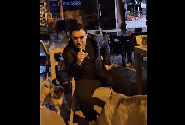 Sokak köpeklerini beslerken video çeken Tuncer "Bunları nasıl uyutacaksınız?" dediği videoyu 'sokaktayımyanındayım' notuyla paylaştı.