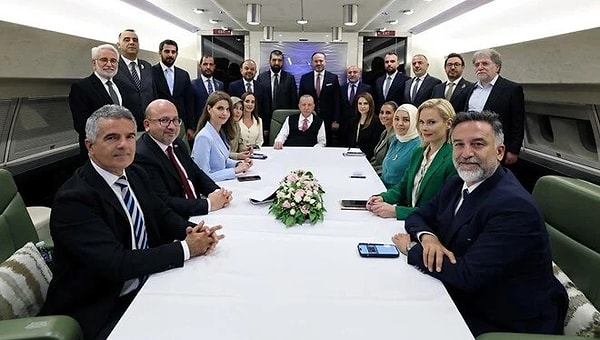 Bunlara ek olarak birkaç hususa ayrıca değinmek istediğini belirten Erdoğan, şunları söyledi: "Bildiğiniz gibi NATO'nun Vilnius Zirvesi'nde bütün müttefikler bu yönde taahhüt vermişlerdi. Aradan geçen sürede taahhütleri doğrultusunda gerekli adımları atan müttefiklerimiz de çoğunluktaydı. Ancak bazı NATO üyeleri verdikleri sözlere rağmen, menfi tutumlarını değiştirmedi. Bu duruma hem ilk oturumda hem de zirve esnasında gerçekleştirdiğim ikili görüşmelerde özellikle temas ederek, görüştüğüm liderlere bunları anlattım. 'NATO müttefikleri arasında artık kısıtlamaları konuşmak istemiyoruz' dedim."