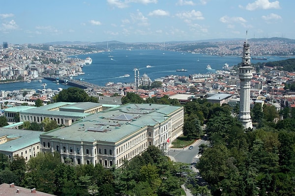 Tarih boyunca Beyazıt Kulesi, yangın gözleme ve yangın sinyalizasyonu için kullanılmış. Ayrıca, Osmanlı döneminde halk arasında hava durumu tahmini için kullanılan renkli ışıklarla donatılmış.