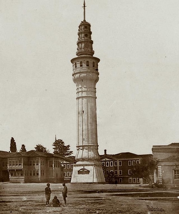 Bu renkler, Beyazıt Kulesi gibi önemli noktalarda halka hava durumu hakkında bilgi vermek için kullanılırdı. Bu geleneksel uygulama, insanların günlük hayatta hava durumu değişikliklerini önceden tahmin etmelerine yardımcı olurdu.