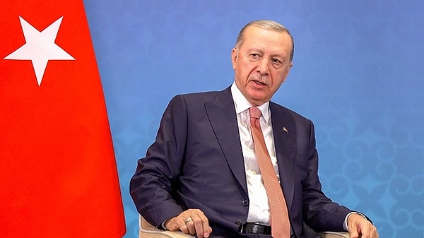 Amerika Birleşik Devletleri'ndeki NATO Devlet ve Hükümet Başkanları Zirvesi'ne katılan Cumhurbaşkanı Recep Tayyip Erdoğan dönüş yolunda gazetecilerin sorularını yanıtladı. Cumhurbaşkanı Erdoğan, Suriye lideri Beşar Esad ile görüşmeyle ilgili görevi Dışişleri Bakanı Hakan Fidan'a verdiğini söyledi.