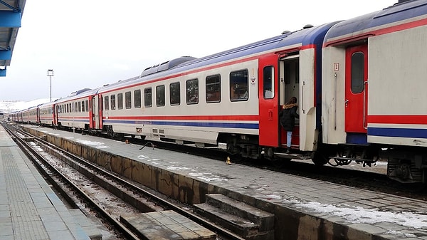 Türkiye Cumhuriyeti Devlet Demiryolları (TCDD), Yüksek Hızlı Tren (YHT) bilet fiyatlarına yüzde 25,6 zam yaptı.