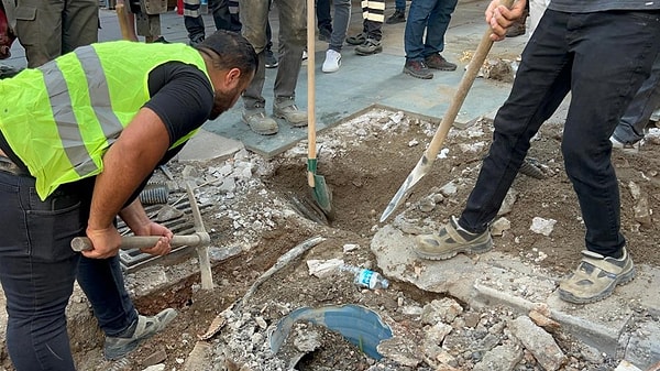 Olayın yaşandığı bölgeye gelen elektrik firması yetkilileri ve İzmir Emniyet Müdürlüğü Olay Yeri İnceleme Şube Müdürlüğü ekipleri, bölgede incelemelerde bulunmuştu.