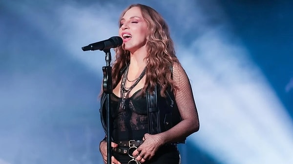 Sertab Erener'in konserine giden bir seyircinin paylaşımıyla haber yapan OdaTV, ünlü şarkıcının seyircileri şarkısını bilmediği için azarladığını iddia etti.