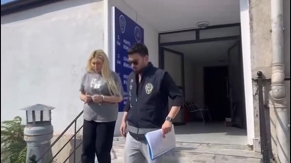 Çöp atmaya giden bir kadının bebek sesi duyması üzerine ortaya çıkan olayda, çöp konteynırının yanında bulunan poşetin içinde yeni doğmuş bir kız çocuğu olduğu görüldü.