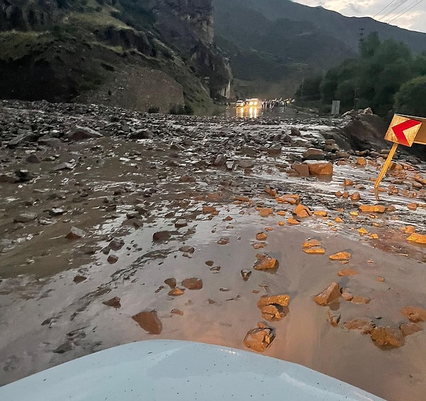 Öte yandan, Erzurum’un Uzundere ilçesi ile köylerinde de sağanak sele neden oldu. Birçok cadde ve sokak suyla dolarken, ahırları su bastı, menfezler tahrip oldu.