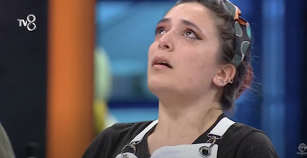 Bu akşamki MasterChef yayınında da programda damga vuracak olaylar yaşandı. Yarışmacı Deniz sağlık sorunu yaşadığı için yemeğini yapamadı.