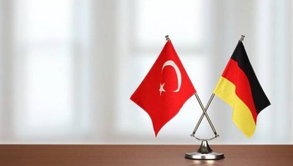 Türk vatandaşlığını yeniden kazanma başvurusu yapabilecekler, “Türk vatandaşlığını çıkma izni almak suretiyle kaybedenler. Ana veya babalarına bağlı olarak Türk vatandaşlığını kaybeden Türkiye Cumhuriyeti kimlik numaralı çocuklardan ergin olmalarından itibaren üç yıl içinde seçme hakkını kullanmayanlar. Mülga 403 sayılı Türk Vatandaşlığı Kanunu’nun 25. maddesine göre Bakanlar Kurulu kararıyla vatandaşlığı kaybedenler” olarak sıralanırken, Almanya’daki 14 Türk başkonsolosluğu, yasanın yürürlüğe girdiği tarihten itibaren başvuruları almaya başladı.