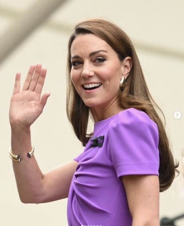 Geçtiğimiz saatlerde gül yüzüne hasret kalınan Kate Middleton, Wimbledon Tenis Turnuvası'nı ayağa kaldırdı.