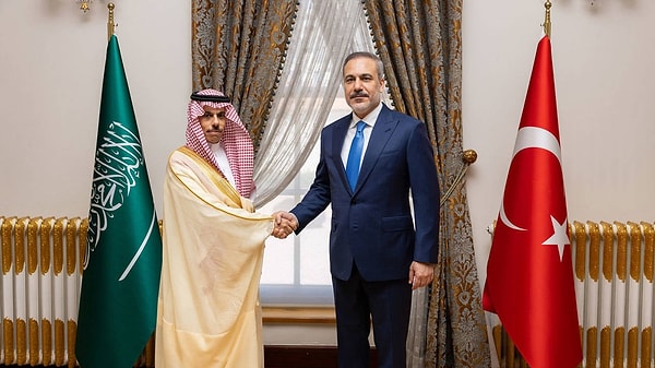 Dışişleri Bakanı Hakan Fidan, Suudi Arabistan Dışişleri Bakanı Faisal bin Farhan Al-Saud ile İstanbul Dolmabahçe çalışma ofisinde yaptığı toplantı sonrası çok önemli Suriye mesajları verdi.