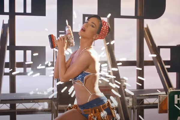 Tıpkı Hollanda'ya yeni single'ı öncesinde 'Nanik' yapan Gülben Ergen gibi, Katy Perry de soluğu Euro 2024 mücadelelerinde aldı ve İngiltere'yi desteklediğini belirterek rengini belli etti!