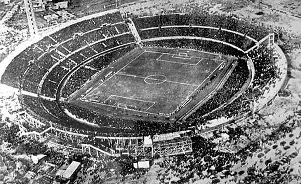 İlk Dünya Futbol Şampiyonası Uruguay'da başladı.