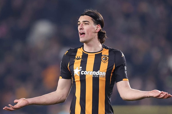 Kieran McKenna yönetimindeki ekip, Hull City'nin başarılı savunmacısı Jacob Greaves'i 21,5 milyon euroya transfer etti.