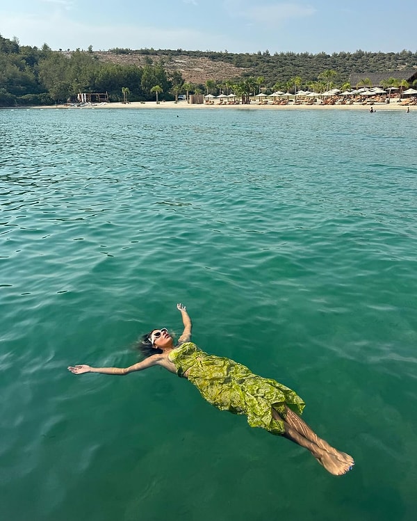 Her hareketiyle ayrı bir olaya imza atan Nihal Candan bu sefer de tatil pozuyla gündeme oturuverdi. Elbisesiyle kendisini denize bıraktığı anlara epey yorum yağdı.