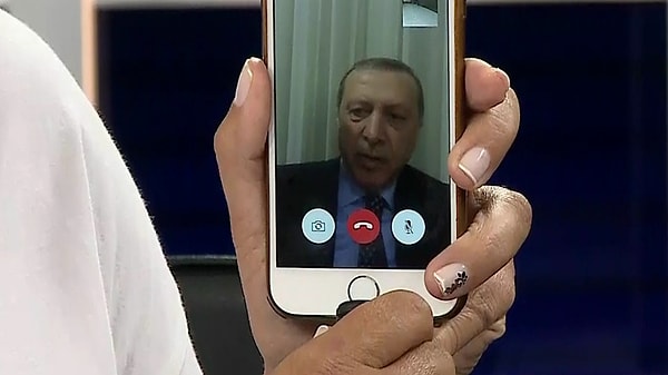 Darbe girişiminin yapıldığı gece saat 00.24'ü gösterdiğinde CNN Türk'e bağlanan Cumhurbaşkanı Recep Tayyip Erdoğan, yaptığı konuşmada "Milletimizi meydanlara davet ediyorum" dedi. Halk bu çağrı sonrası darbecilere karşı sokaklara çıktı.