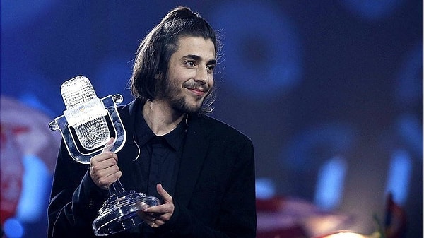 2017'de Portekiz'e tarihinde ilk defa Eurovision şampiyonluğu getiren isim Salvador Sobral olmuştu. Sobral, Portekizce şarkısı 'Amar pelos dois' ile rakiplerine fark atarak şampiyonluğa kavuşmuştu.