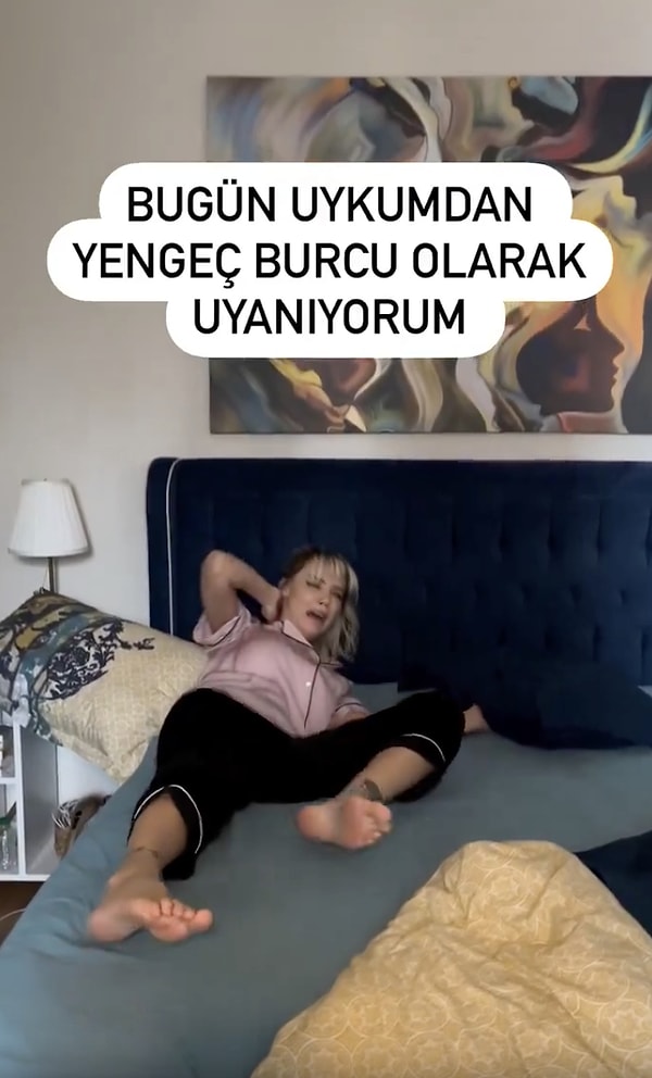 Uykusundan Yengeç burcu olarak uyandığını söyleyen genç kadın, teker teker bir Yengeç burcunun sergileyebileceği davranışları taklit ediyor.