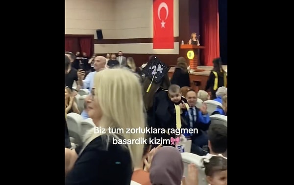 Törendeki bütün kadınların gururla izlediği o anları ""Biz tüm zorluklara rağmen başardık kızım." notuyla paylaştı.