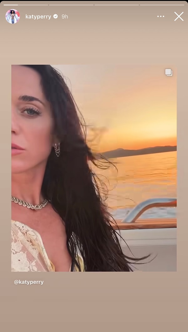 Katy Perry güneş batımının tadını çıkarttı.