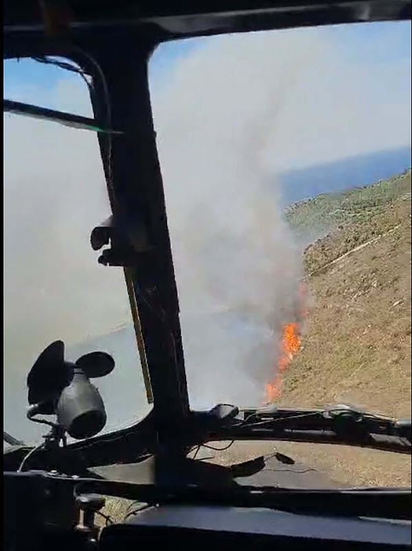 İzmir’in Çeşme ilçesinde orman yangını çıktı. Alevlere havadan ve karadan müdahale edildi. İlk belirlemelere göre alevlerin ortasında kalan 3 kişi hayatını kaybetti.