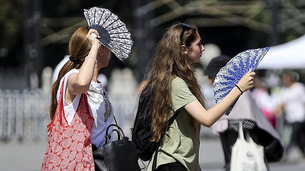 Özetle, önümüzdeki dört gün boyunca İstanbul'da aşırı sıcak ve nemli hava koşulları bekleniyor ve İstanbulluların dışarı çıkmamaları, özellikle risk gruplarının daha dikkatli olmaları gerektiği konusunda uyarılar yapıldı.