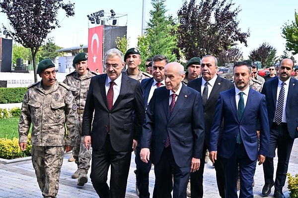 Milliyetçi Hareket Partisi (MHP) Genel Başkanı Devlet Bahçeli, 15 Temmuz Demokrasi ve Milli Beraberlik Günü dolayısıyla Emniyet Genel Müdürlüğü Polis Özel Harekat Başkanlığını ziyaret etti.