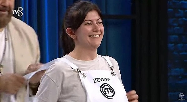 MasterChef 2024'de ana kadro sonunda şekilleniyor. Şimdiden kıyasıya bir rekabetin belli olduğu yarışmacılar arasından ana kadroya girmeye hak kazanan ilk isim Zeynep Sena Gültepe oldu! Buyurun kendisini yakından tanıyalım.