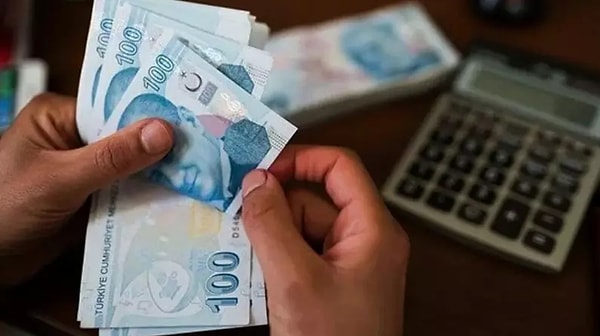 En düşük emekli maaşının kaç lira olacağına yönelik çalışmalar çok kapsamlı sürdürüldü. 11 bin 500 lira ile 12 bin 500 lira arasında rakamlar üstünden etki analizleri yapıldı.  Bu analizlerde hem oluşacak toplam maliyete hem de prim gün sayısı farkına rağmen birbirine yakın maaş alan emeklilerin durumunun oluşturacağı adaletsizliğe dikkat edildi.