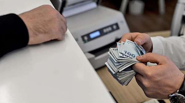 En düşük emekli maaşı çok yüksek ihtimalle 12 bin lira olacak. 12 bin lira olarak belirlenirse 3 milyon 200 bin kişinin maaşı 12 bin liraya tamamlanmış olacak. Ancak kök maaş farklılıkları nedeniyle bazı emeklilere Hazine desteği 3 bin lira olurken, bazılarına 10 lira bile olabilecek.