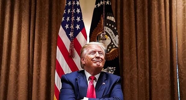 Donald Trump'ın suikasti sonrası sosyal medyada bir sürü komple teorileri ortaya atıldı. Ancak sinema dünyasından baktığımızdan bunlardan en ilginci Trump'a yönelik suikast olaylarında yaşananların bir filmdeki hikayeye benzetilmesi oldu.