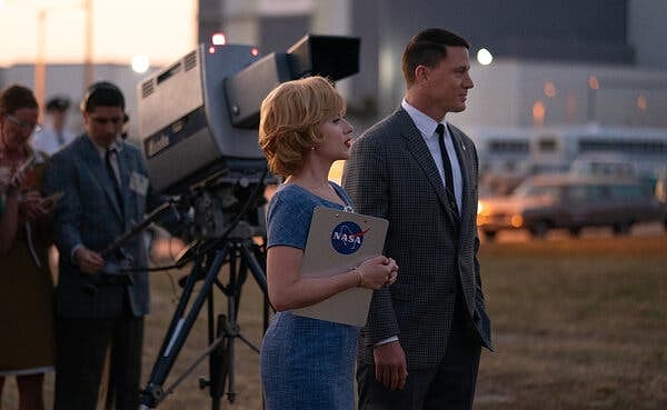 Film, NASA'nın bir Ay'a iniş görevi sırasında terslik meydana gelirse sahte bir Ay'a iniş videosu hazırlatmasını konu alıyor. Scarlett Johansson filmde pazarlama ustası Kelly Jones'u, Channing Tatum ise fırlatma direktörü Cole Davis'i canlandırıyor.