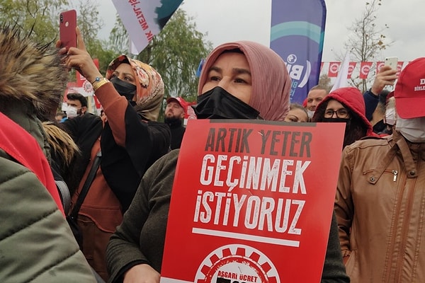 Avrupa ülkelerinde bir çalışanın ortalama haftalık çalışma saati 40 bile değil. Ancak Türkiye'ye bakınca işin rengi değişiyor. Türkiye'deki çalışanlar, Avrupalıdan 6 saat ile 15,1 saat arasında daha fazla çalışıyor.