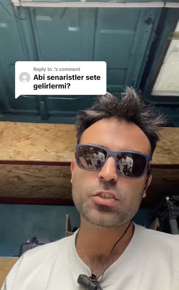 "Senaristler sete gelir mi?" sorunu yanıtlayan Yalçın, senaristler set esnasında çalıştığını yani senaryo yazdığını bu nedenle sete gelmediğini şu sözlerle açıkladı: