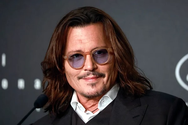 Boşanma davasıyla itibarı yerle bir olan Johnny Depp, dizi film sektöründen de aşktan da bir süre uzak kalmayı tercih etti. Hatta öyle ki, aşk ve meşkle bir daha işi olmaz diye düşünüyorduk.