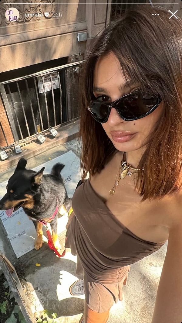 Emrata köpeğini gezdirirken olabildiğince havalı gözüktü.