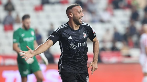 Uzun yıllar Beşiktaş forması giyen Cenk Tosun, siyah-beyazlı kulübe veda edip Fenerbahçe'yle iki yıllığına anlaştı.