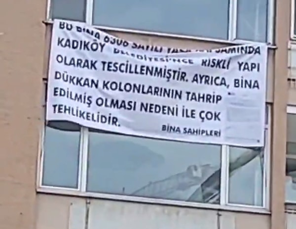 Durumu videoya kaydeden bir vatandaş, bina sakinlerinin tahliye edildiğini ama kafenin hala açık olduğunu söyleyerek tepki gösterdi.