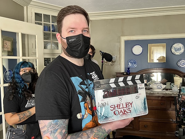 Neon, YouTuber Chris Stuckmann'ın ilk uzun metrajlı filmi olan Shelby Oaks'un dünya çapındaki haklarını satın aldı. Buluntu türündeki film Mia adındaki genç bir kadının ortadan kaybolan kız kardeşi Riley'yi aramasını konu alıyor. Mia'nın araştırmalarının sonucu onu paranormal olaylara dahil olan YouTuberlara götürüyor.