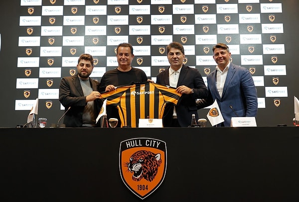 Safi Holding Yönetim Kurulu Başkanı Mustafa Hakan Safi ise, Acun Ilıcalı'nın 2022'de Hull City'yi satın almasından bu yana takımı her geçen gün daha da başarılı hale getirdiğinin altını çizdi!