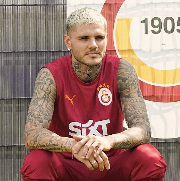 Nara'nın boşanma haberlerini doğrulamasından sonra alyansını çıkarmayıp "aşk" dövmesi yaptıran Icardi'ye bir taş daha gelmiş ve Wanda Nara eski eşi Maxi Lopez'i takibe almıştı.