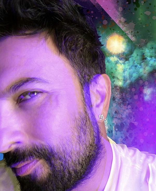 Tarkan bu sefer de verdiği ani kararla (!) gündeme geldi. "Yıllardır küpe takmıyordum ama içimden bir ses “51 kulağına küpe olsun, tak” dedi" açıklamasında bulunup 51 yazan küpesini gösterdiği bir fotoğraf paylaşan Tarkan, manifestini de araya sıkıştırmayı ihmal etmedi.