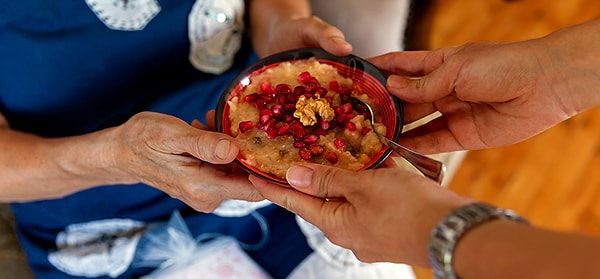 Paylaşmanın ve bereketin şöleni aşure gününde 'alevi komşunun aşuresini çöpe dökmekten' söz eden sosyal medya kullanıcısı herkesi şaşkına çevirdi.